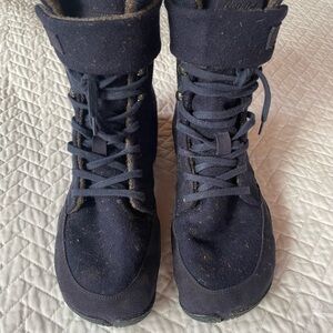 Wildlings size 40. Blue speckled wool.